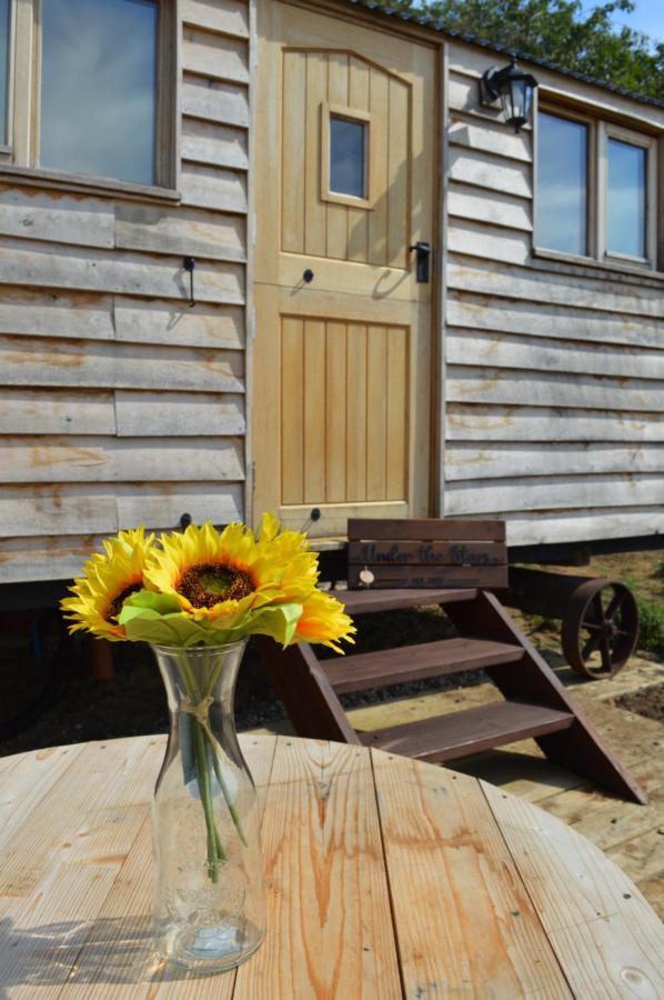 Under The Stars Shepherds Huts At Harbors Lake Villa Newchurch  Exterior foto