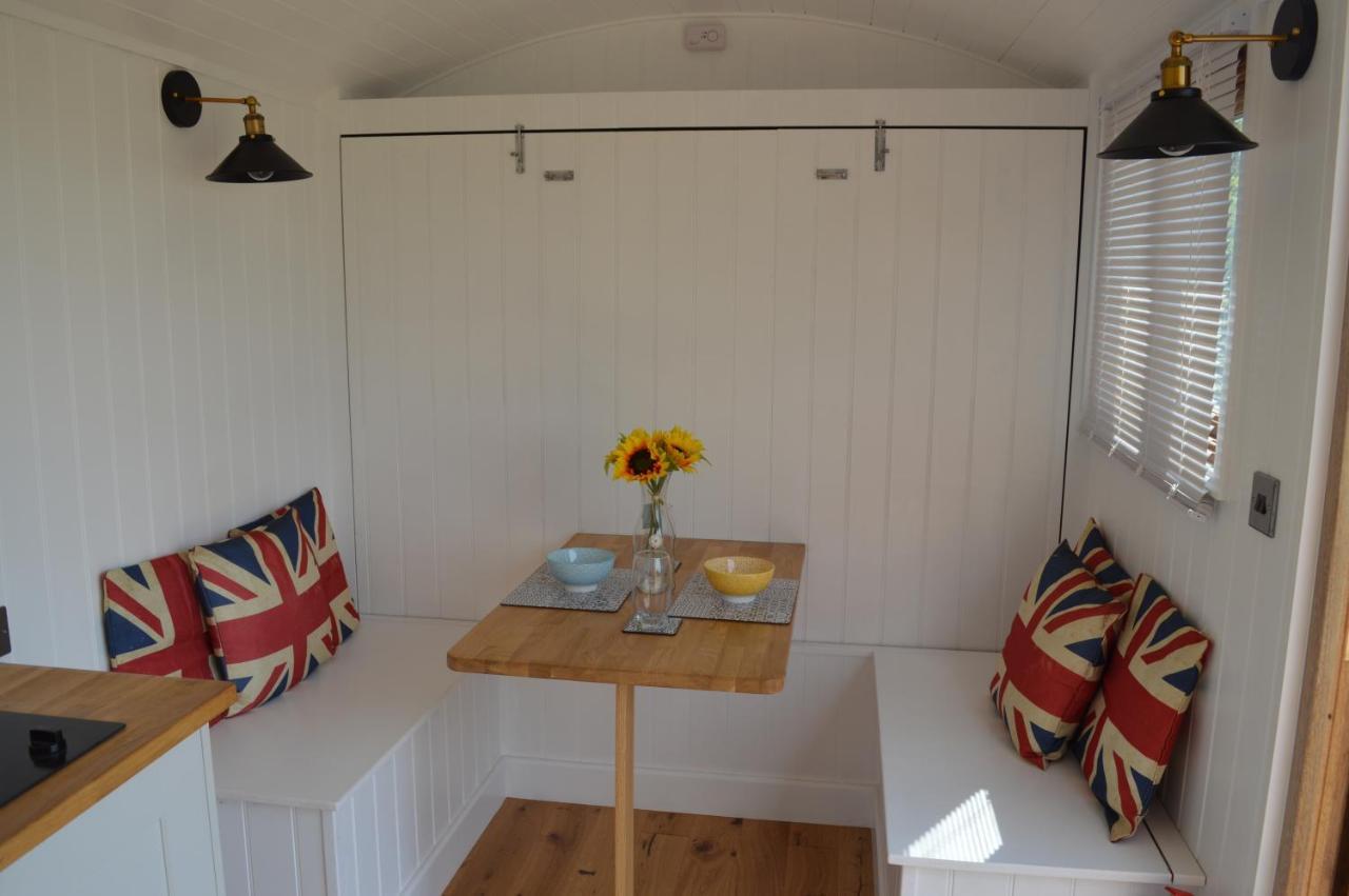 Under The Stars Shepherds Huts At Harbors Lake Villa Newchurch  Exterior foto