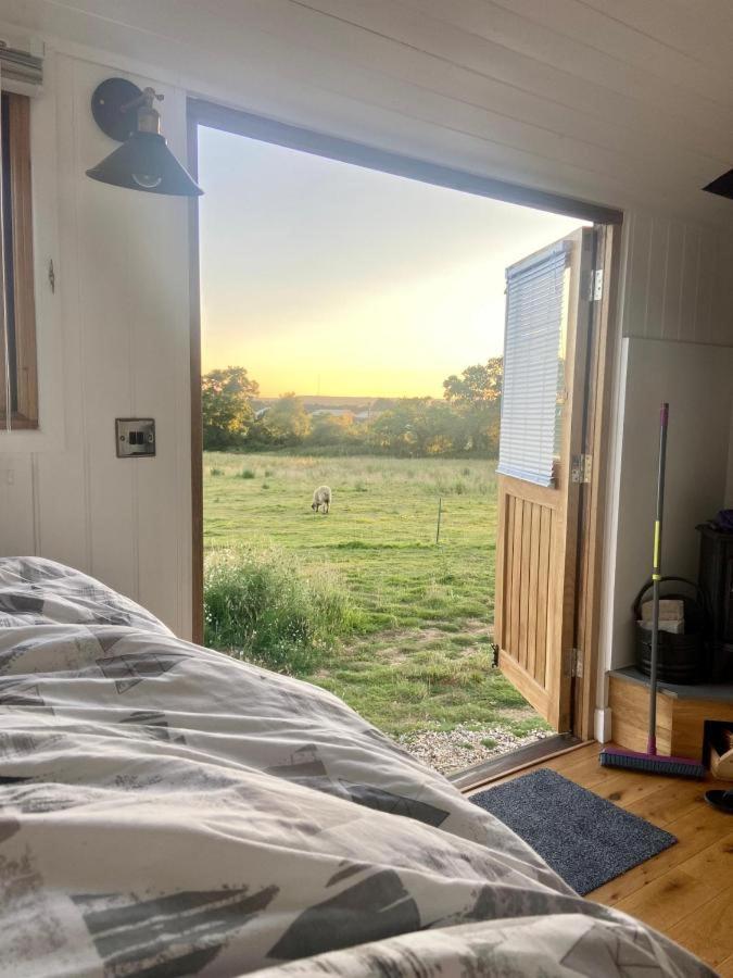 Under The Stars Shepherds Huts At Harbors Lake Villa Newchurch  Exterior foto